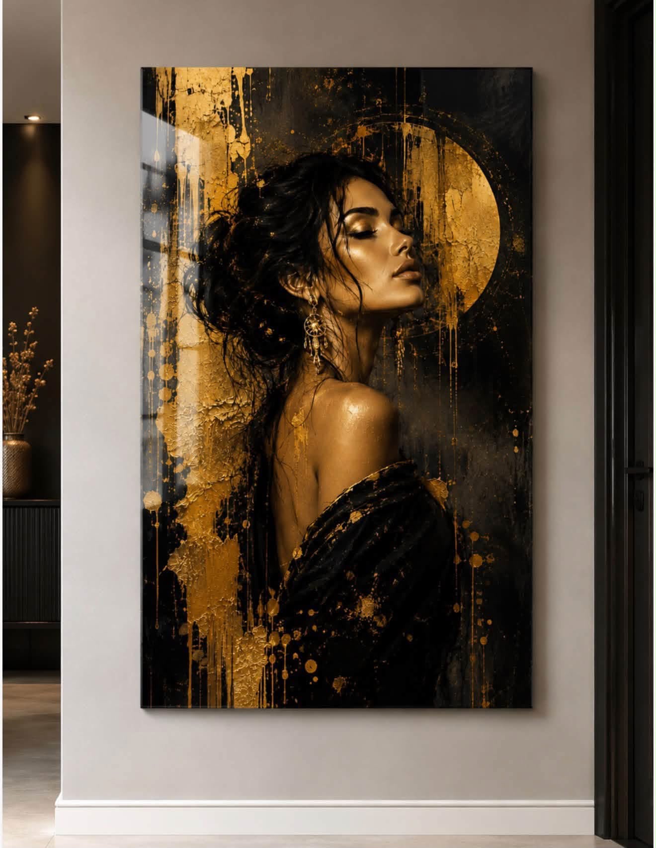 Staande plexiglas-wanddecoratie van een vrouw in goud en zwart, in een hal